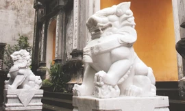 Đôi sư tử này đã rời khỏi di tích sau khi Bộ thanh tra. Ảnh: T.Toan