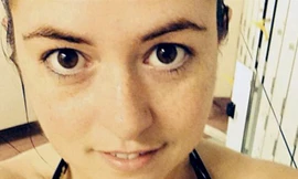 Phu nhân nghị sỹ chụp ảnh tự sướng gây sốt