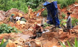 Người dân đổ xô lên bãi vàng Khe Đương khai thác trái phép. Ảnh: Nguyễn Huy