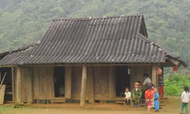 Ngôi trường mầm non thôn Son xiêu vẹo ọp ẹp. ảnh: Phạm Nhài