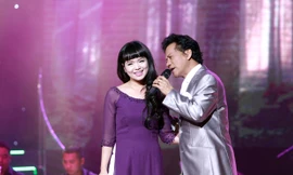 Chế Linh nói với giọng ca trẻ Hà Thu Hiền: “Em ráng đóng với anh làm người tình trên sân khấu…”. Ảnh: Hải Bá