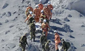 Nhân viên cứu hộ đưa một người leo núi xuống