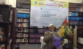 Nhà thơ Nguyễn Huy Hoàng tại cuộc ra mắt tập thơ “Canh ngọn đèn đợi sáng”