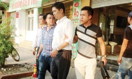 Bác sỹ Tường (áo trắng) bị dẫn giải ra cầu Thanh Trì thực nghiệm điều tra. Ảnh: Lê Dương