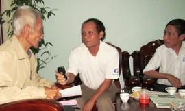 Cụ Huỳnh Văn Truyện mang đơn kêu oan cho con trai Huỳnh Văn Nén gặp phóng viên báo Tiền Phong.