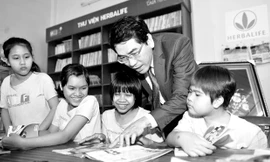TS Nguyễn Thắng - Tổng GĐ Herbalife Việt Nam & Campuchia đọc sách với trẻ em tại Casa Herbalife Đồng Tâm