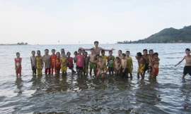 Thầy giáo Lê Văn Tùng cùng học sinh tại lớp học bơi