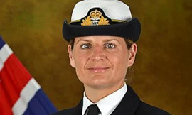 Nữ thuyền trưởng chiến hạm Anh dính bê bối ái tình 