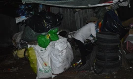 Chị Hoa vào từng ngóc ngách kiếm ve chai