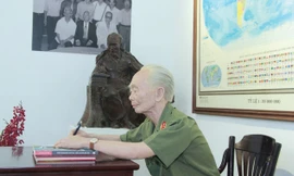 Bức tượng Đại tướng Võ Nguyên Giáp trong triển lãm