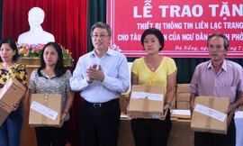 Trao tặng thiết bị ICOM cho ngư dân Đà Nẵng. Ảnh: Nguyễn Huy