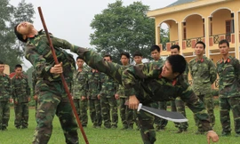 Động tác võ chiến đấu của Trinh sát đặc nhiệm trong bài “Tổng hợp 1 đánh 3 có trang bị nâng cao” 