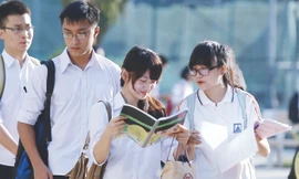 Học sinh Trường THPT chuyên Hà Nội- Amsterdam sau giờ thi môn Văn ngày 2/6. Ảnh: Như Ý