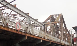 Theo bà Nga, do đã hơn 100 tuổi nên nếu không được bảo tồn cầu Long Biên có thể sập bất kỳ lúc nào. Ảnh: Trọng Đảng