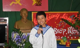 Thiếu úy Phong xúc động chia sẻ niềm vinh dự, tự hào khi được kết nạp vào Đảng giữa Trường Sa. Ảnh: Tuấn Nguyễn