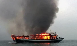 Tàu du lịch cháy rụi, chìm nghỉm