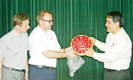 Bí thư thứ nhất T.Ư Đoàn TNCS HCM Nguyễn Đắc Vinh và Bí thư thứ nhất T.Ư Đoàn TNCS Lê Nin Nikolayevich trao quà lưu niệm tại buổi tiếp xã giao. Ảnh: Phương Hiếu