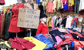 Xả hàng cuối năm trên phố Hàng Ngang, Hàng Đào (Hà Nội). Ảnh: Như Ý