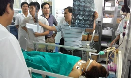 Nạn nhân vụ xe khách rơi xuống vực đang được điều trị tại Bệnh viện Đa khoa tỉnh Lào Cai. Ảnh: Tùng Duy