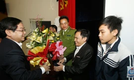 TBT Lê Xuân Sơn tặng hoa các đề cử Gương mặt trẻ Việt Nam tiêu biểu 2013 tham gia giao lưu. ảnh: Như ý