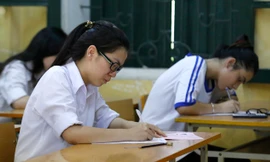 GS Nguyễn Tiến Dũng cho rằng việc đổi mới ra đề thi sẽ không làm giảm được chuyện gian lận, quay cóp (Ảnh minh họa thi tốt nghiệp THPT năm 2014 tại Trường THPT Quang Trung - Hà Nội). Ảnh: Như Ý