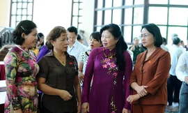 Đại biểu Quốc hội trao đổi trong giờ giải lao, ngày 9/6. Ảnh: Hoàng Long (Đại Đoàn Kết)