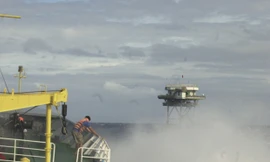 Nhà giàn DK1 trong bão tố. Ảnh: TC