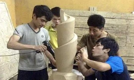  Nhóm tác giả sinh viên trường ĐH Mỹ thuật Công nghiệp Hà Nội thực hiện tác phẩm