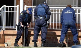 Cảnh sát Úc lục soát trong chiến dịch truy quét tại Sydney ngày 18/9. Ảnh: Getty Images