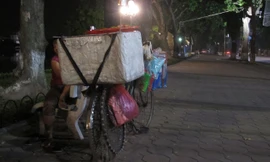 Người bán bánh khúc đêm nghỉ chân ở bờ hồ