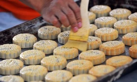 Sau rằm, bánh Trung thu được bán tháo với giá rẻ. 