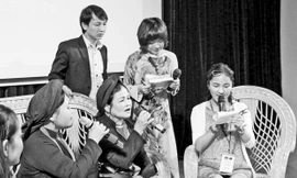 Nữ đại biểu A Tử Căn (ngoài cùng bên phải) tham gia học hát tại chương trình tọa đàm. Ảnh: P.V