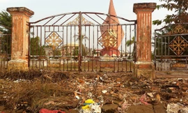 Cổng chính vào khu tượng đài