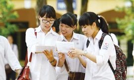 Thí sinh trao đổi bài sau giờ thi môn Hóa tại trường THPT Quang Trung (Hà Nội) năm 2013. Ảnh: như ý