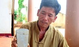 Ông Hạ với chiếc rìu đá đào được