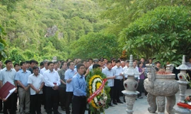 Dâng hương trước đền liệt sỹ