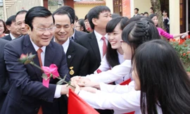 Học sinh trường chuyên Phan Bội Châu hân hoan đón tiếp Chủ tịch nước