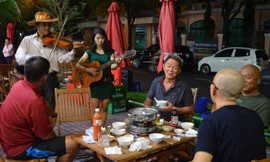 Anh Minh, chị My đến tận bàn chơi đàn khi được yêu cầu. Ảnh: N.B