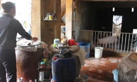 Sản xuất rượu tại một hộ gia đình xã Vân Hà. Ảnh: T.V