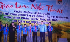 Phó Chủ tịch Quốc hội Tòng Thị Phóng và Bí thư thứ nhất Trung ương đoàn Nguyễn Đắc Vinh trao đuốc cho những bác sỹ trẻ lên đường làm nhiệm vụ.