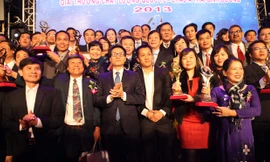 Phó Thủ tướng Vũ Đức Đam (thứ 3 từ trái qua) tại lễ trao giải thưởng Chất lượng Quốc gia