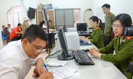 Người dân làm chứng minh nhân dân 12 số tại Đội cảnh sát quản lý hành chính Công an quận Ba Đình - Hà Nội. ảnh: ngọc châu