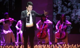 Tùng Dương “Ca ngợi Hồ Chủ tịch” với phong cách thính phòng. Ảnh: Hoàng Hiển