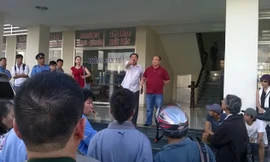 “Ông chủ” Thành Bưởi chỉ tay thách thức lực lượng chức năng. Ảnh: Mạnh Thắng