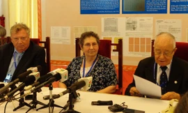 Từ trái qua: Luật sư Pierre Schifferli, luật sư Jeanne Mirrer và GS Alexander Yankov trả lời phỏng vấn báo chí sáng 26/7. Ảnh: TĐ