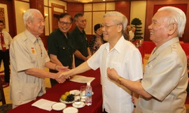 Tổng Bí thư Nguyễn Phú Trọng gặp mặt thân mật các đại biểu cựu thanh niên xung phong. Ảnh: TTXVN