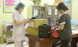 Điều dưỡng trưởng Khoa Truyền nhiễm (Bệnh viện Nhi T.Ư) nhận máy hỗ trợ thở từ nhóm chị Lê Lan