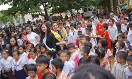 Hoa hậu, các á hậu và người đẹp cuộc thi Hoa hậu Việt Nam 2012 thăm và tặng quà các em học sinh vùng bị lũ lụt tỉnh Thanh Hóa tháng 9/2012.