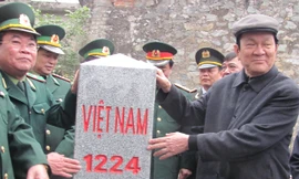Chủ tịch Trương Tấn Sang thăm cột mốc 1224. ảnh: Duy Chiến