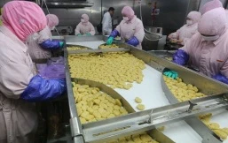 Sản phẩm Chicken McNuggets dạng thô của McDonald đang được sản xuất ở nhà máy của công ty Husi Thượng Hải Ảnh:scmp